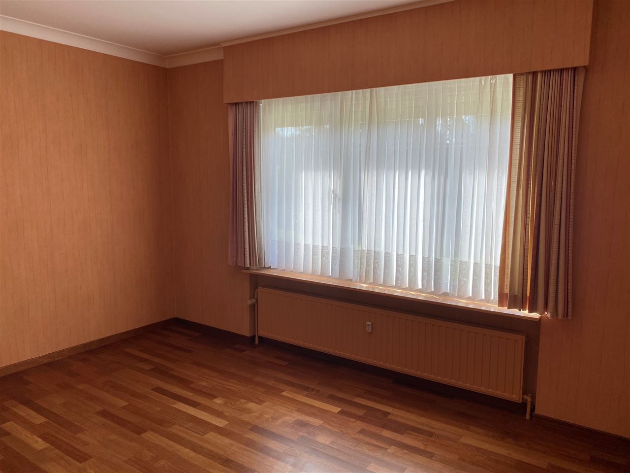 TE HUUR te BELSELE appartement met 2 slaapkamers en garage