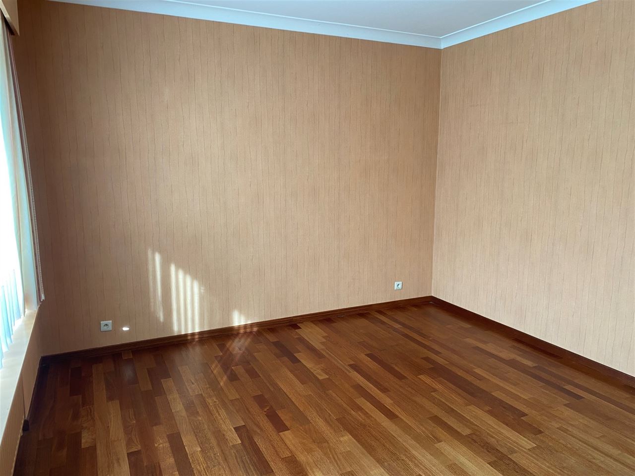 TE HUUR te BELSELE appartement met 2 slaapkamers en garage