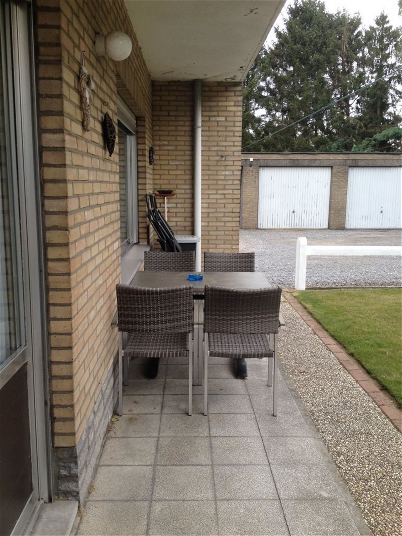 TE HUUR te BELSELE appartement met 2 slaapkamers en garage