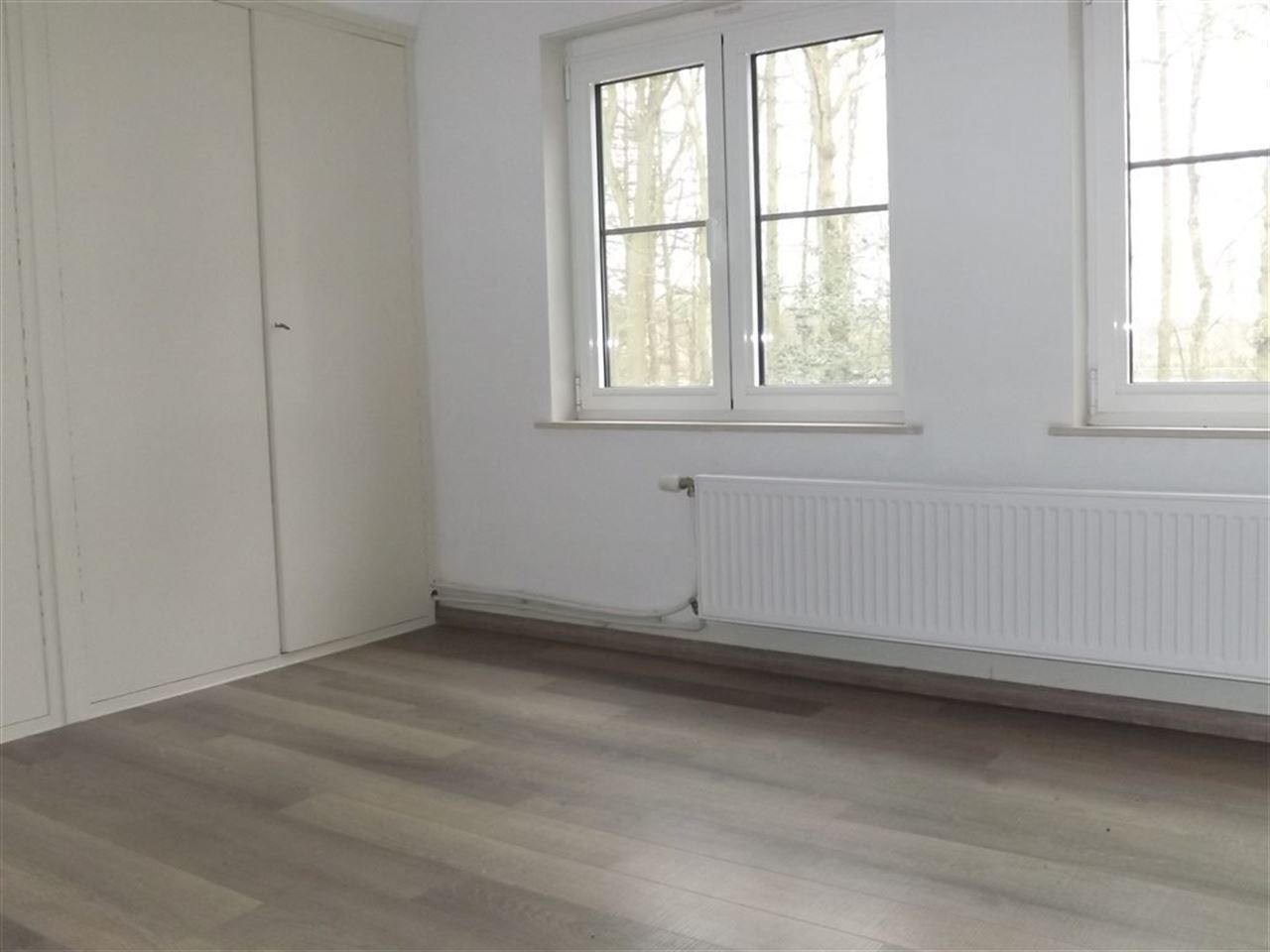 Landhuis met prachtige parktuin in bosrijke omgeving.