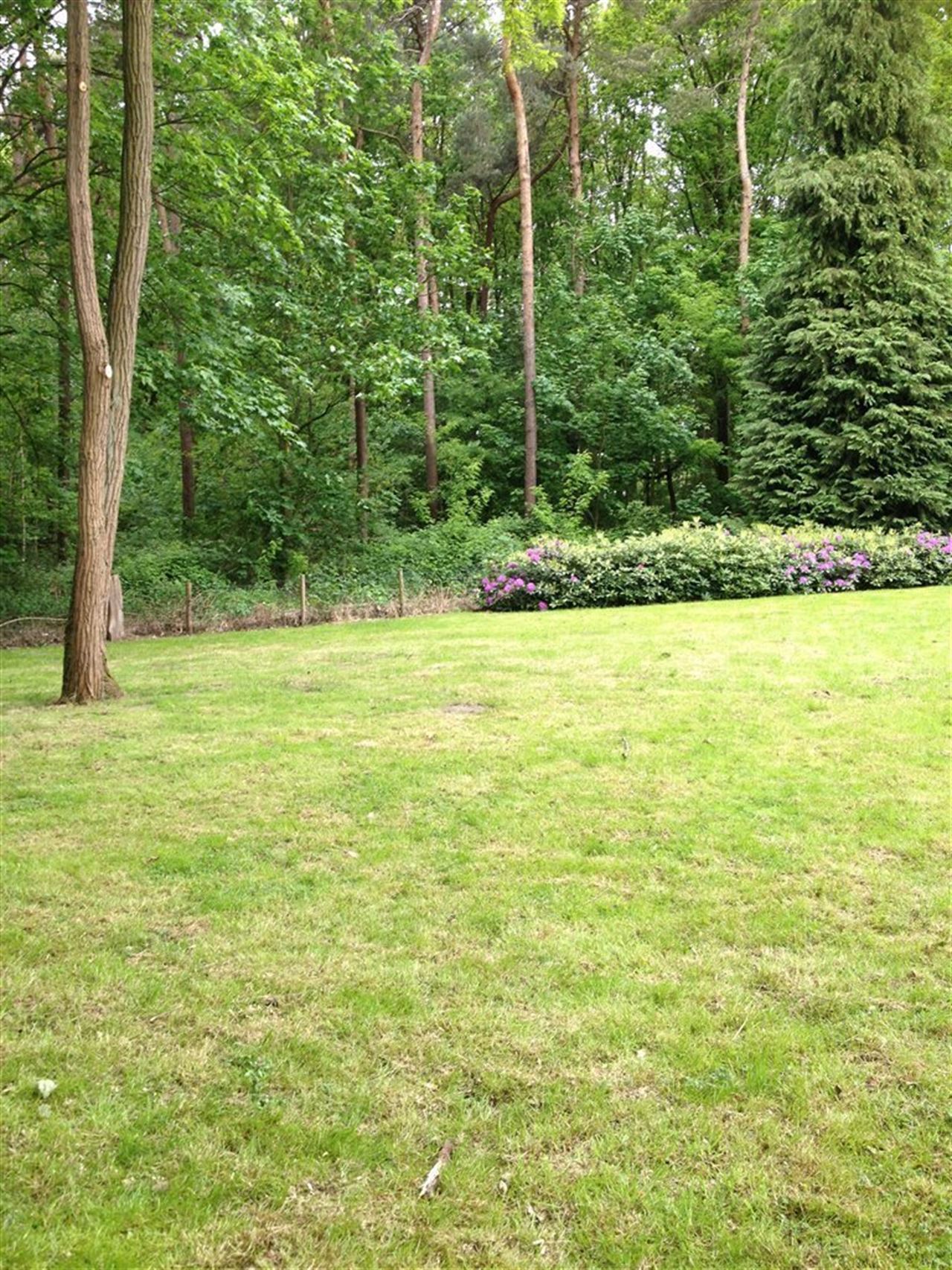 Landhuis met prachtige parktuin in bosrijke omgeving.