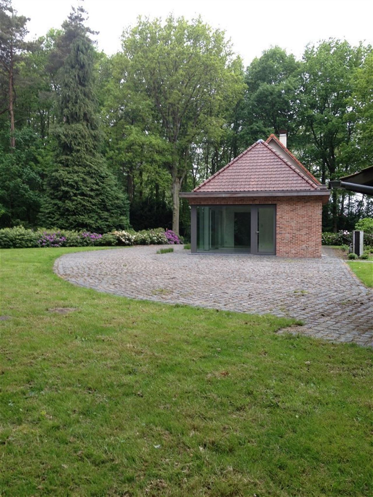 Landhuis met prachtige parktuin in bosrijke omgeving.