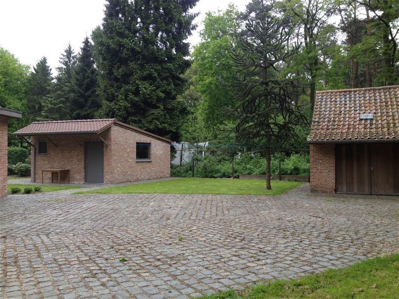 Landhuis met prachtige parktuin in bosrijke omgeving.