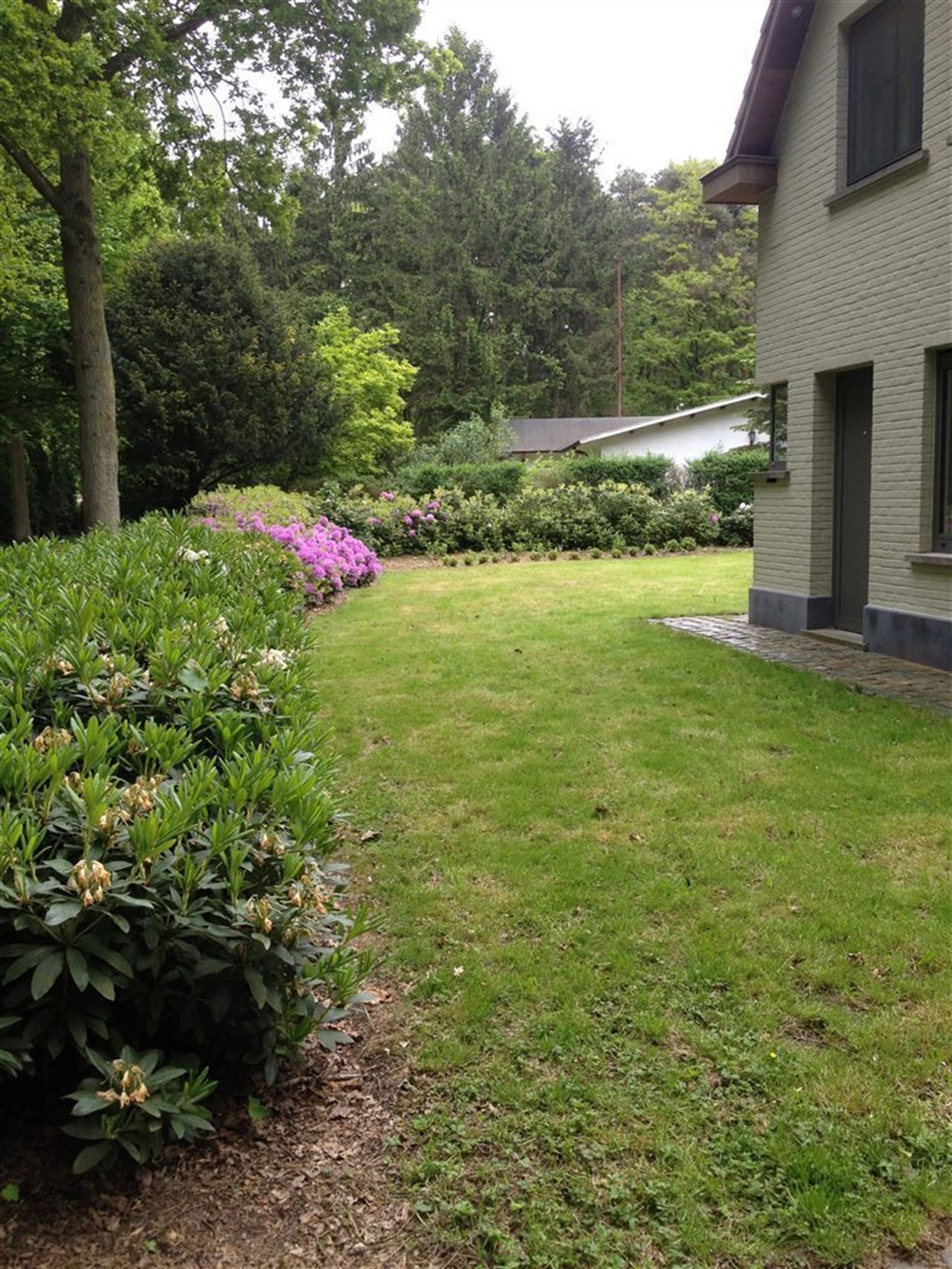 Landhuis met prachtige parktuin in bosrijke omgeving.
