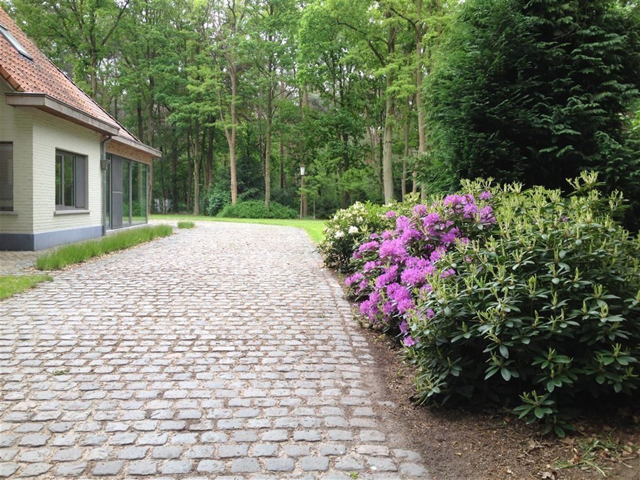 Landhuis met prachtige parktuin in bosrijke omgeving.