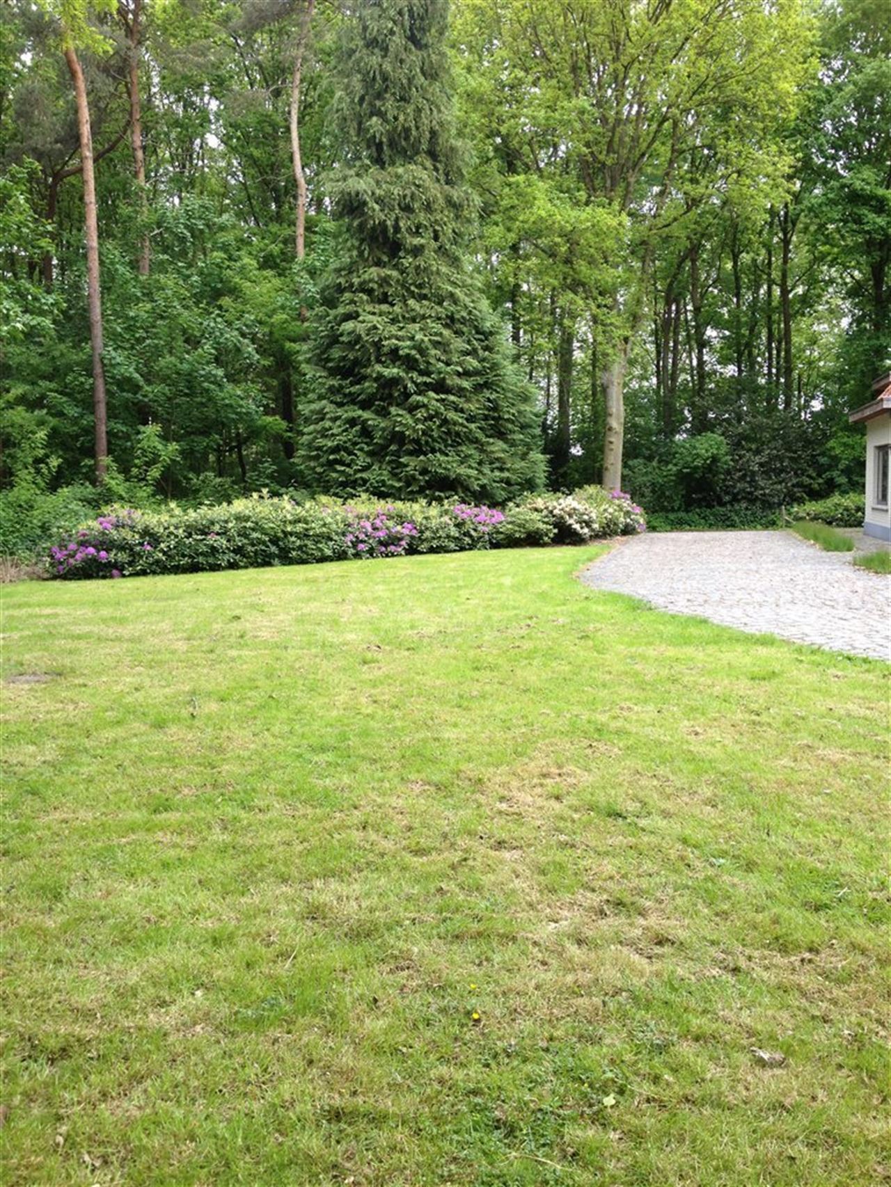 Landhuis met prachtige parktuin in bosrijke omgeving.