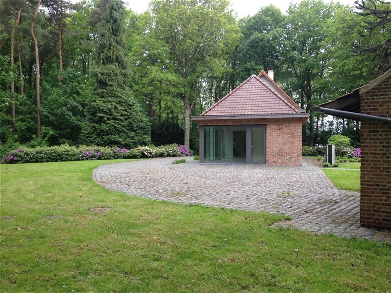 Landhuis met prachtige parktuin in bosrijke omgeving.