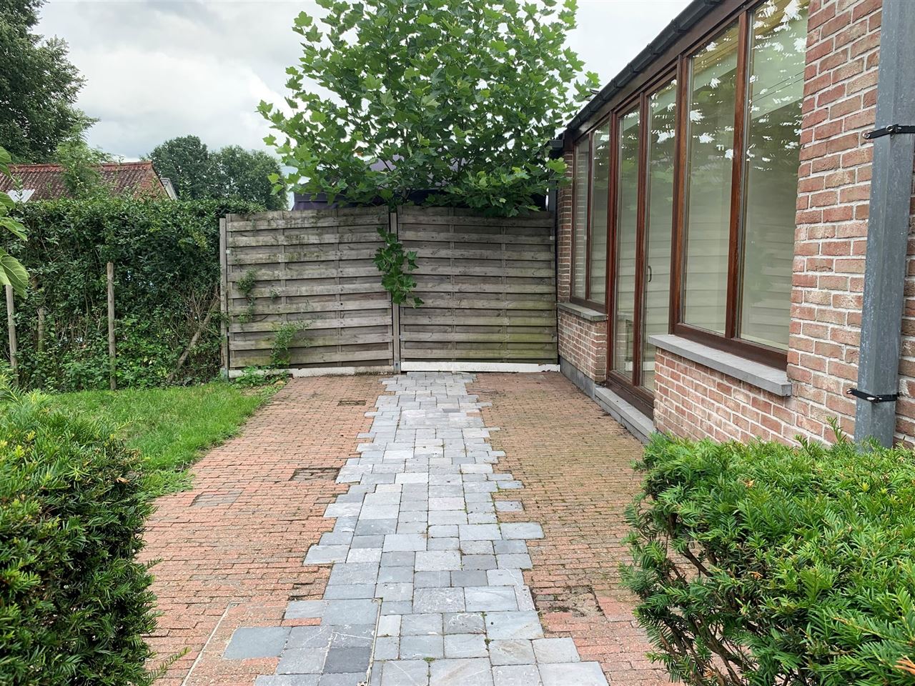 Charmant huis met 2 slaapkamers, tuin en carport.