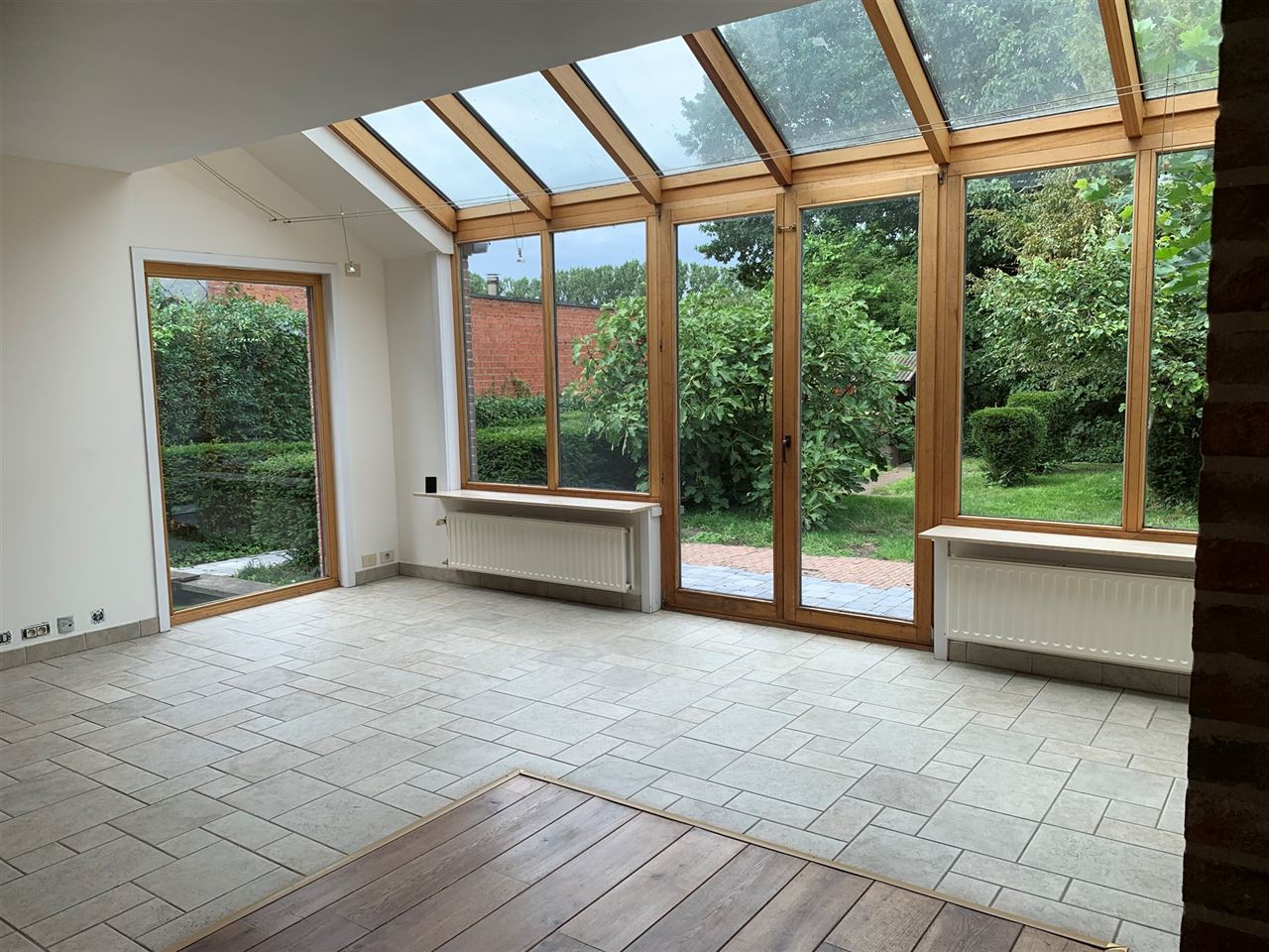 Charmant huis met 2 slaapkamers, tuin en carport.