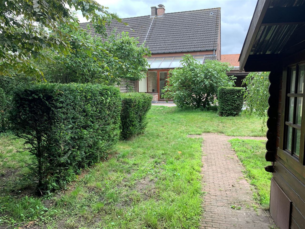 Charmant huis met 2 slaapkamers, tuin en carport.