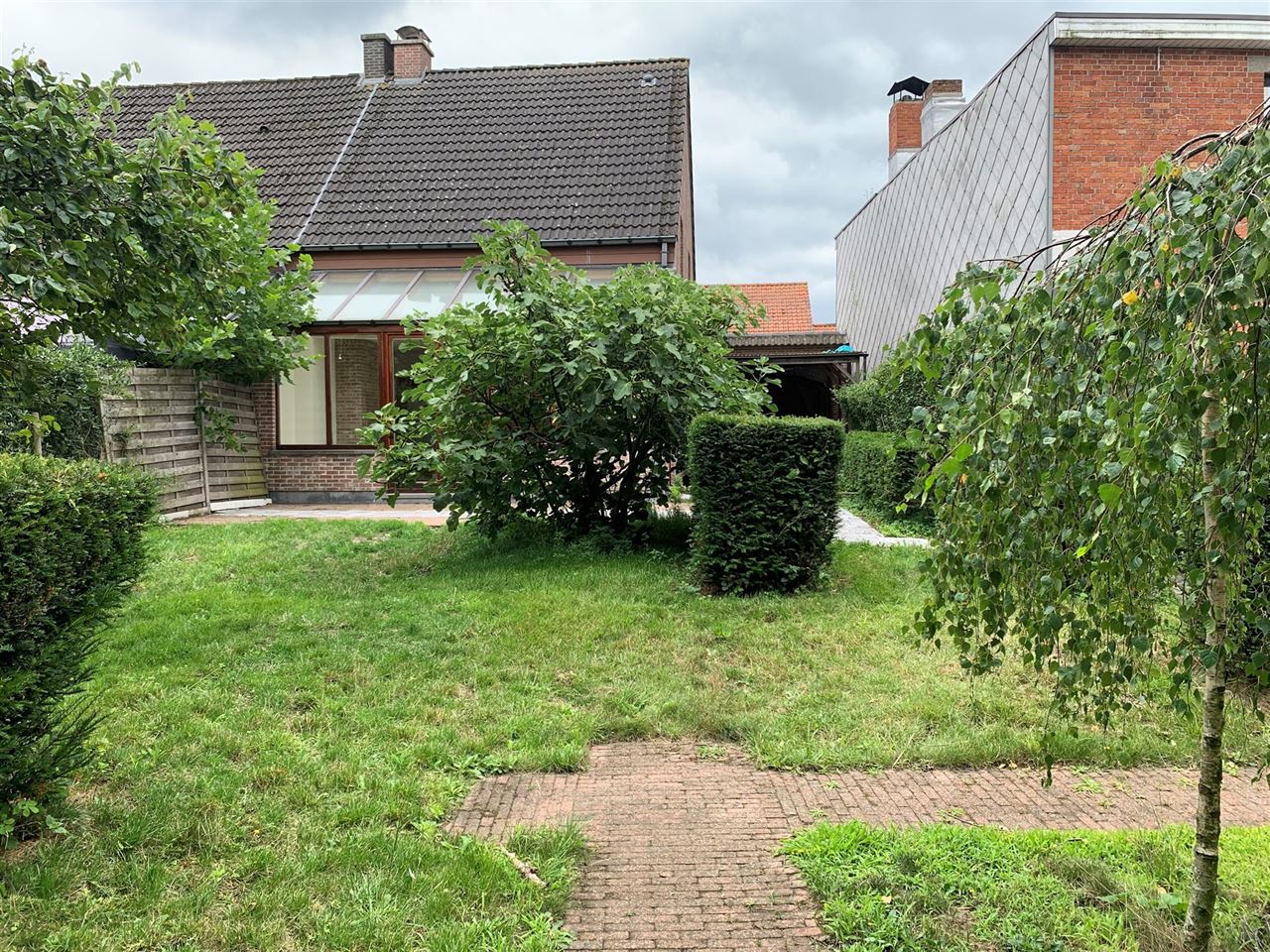 Charmant huis met 2 slaapkamers, tuin en carport.