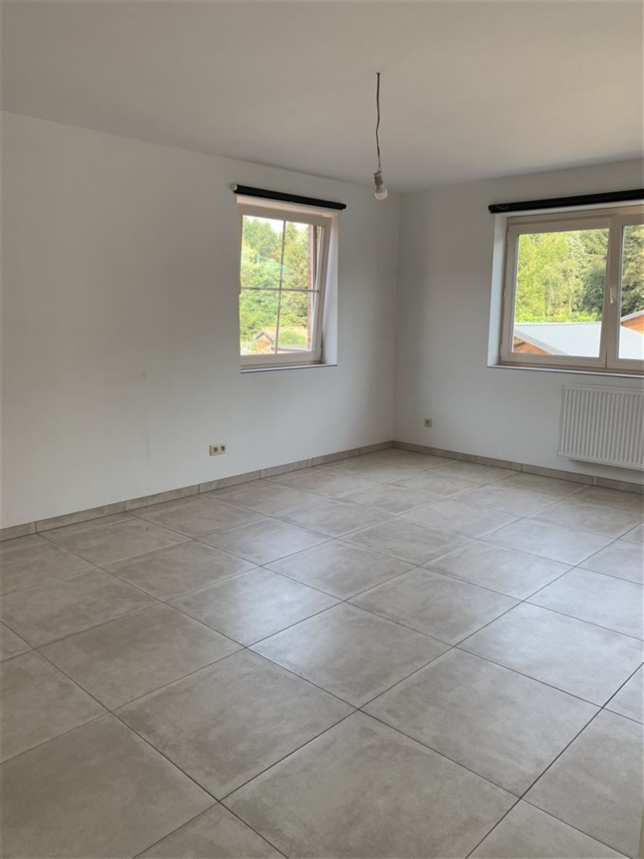 Woning met 4 slaapkamers, tuintje , carport + staanplaats.