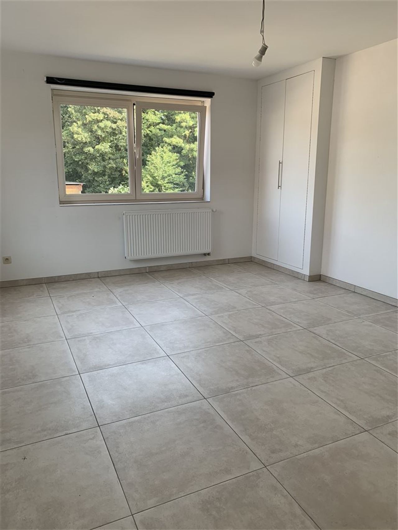 Woning met 4 slaapkamers, tuintje , carport + staanplaats.