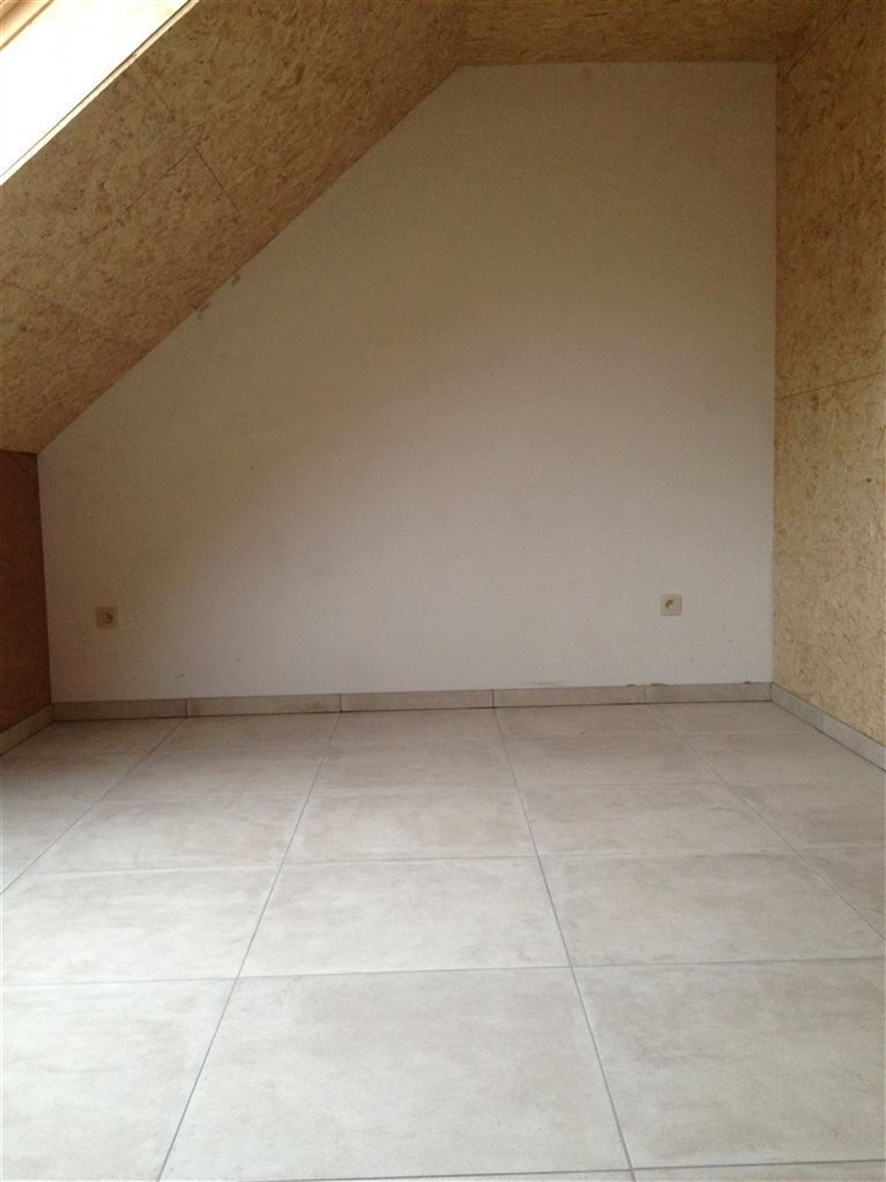 Woning met 4 slaapkamers, tuintje , carport + staanplaats.