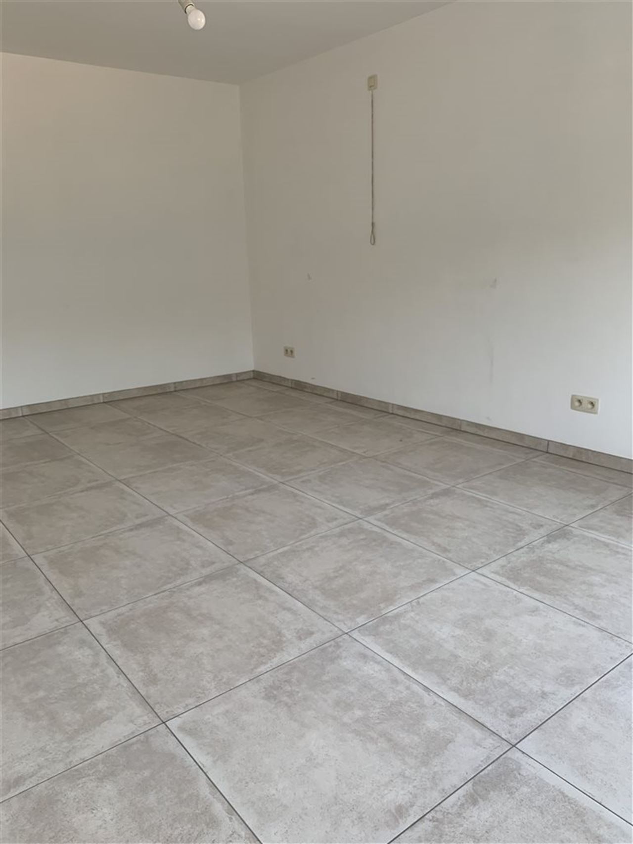 Woning met 4 slaapkamers, tuintje , carport + staanplaats.