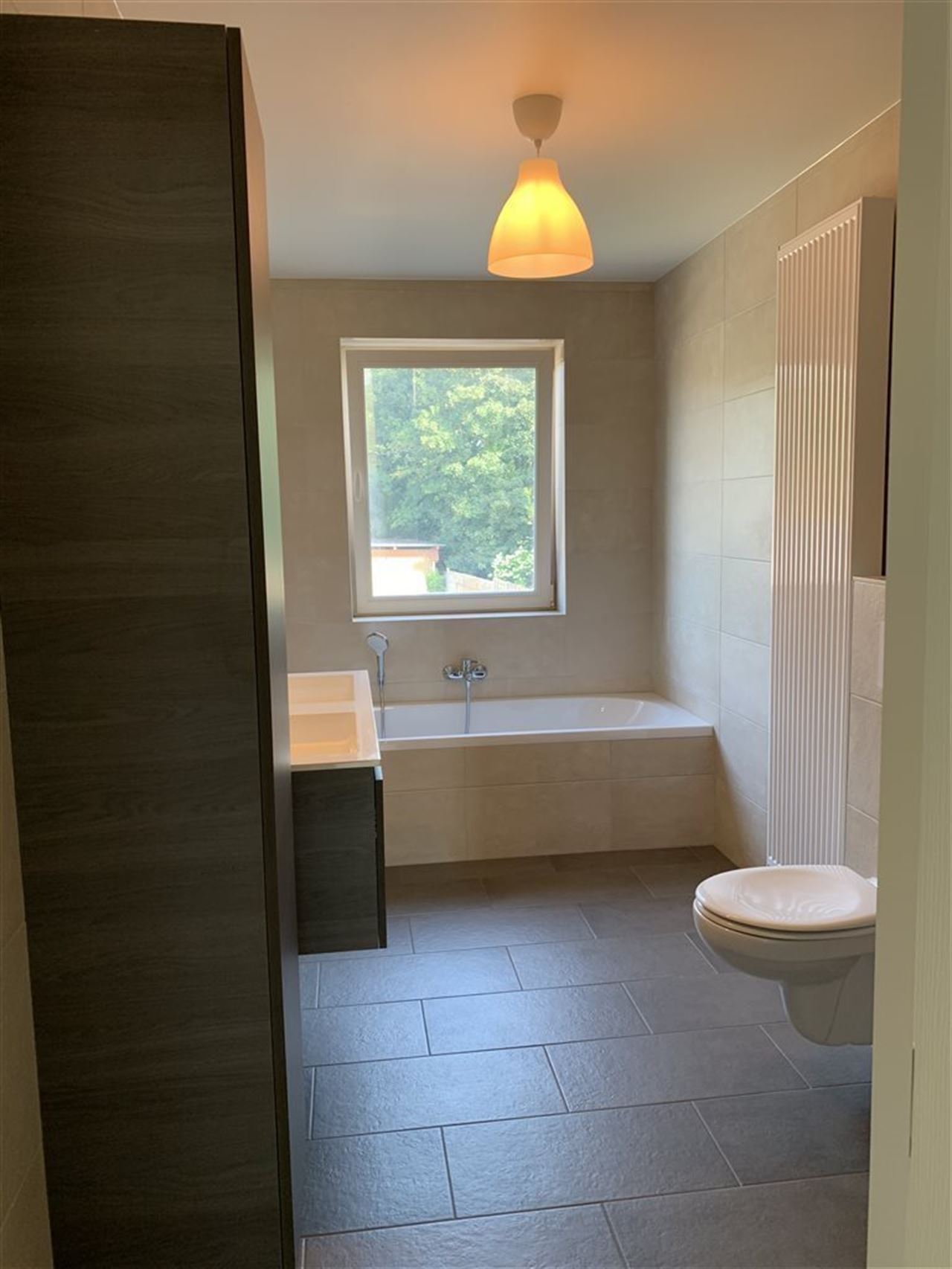 Woning met 4 slaapkamers, tuintje , carport + staanplaats.
