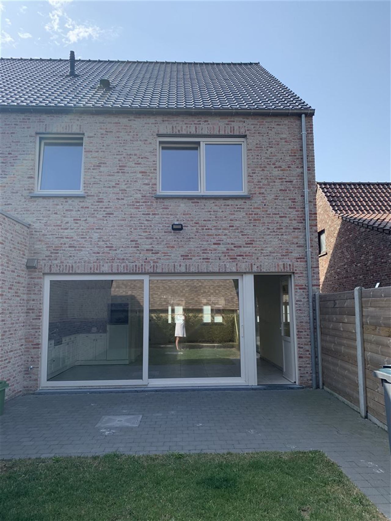 Woning met 4 slaapkamers, tuintje , carport + staanplaats.