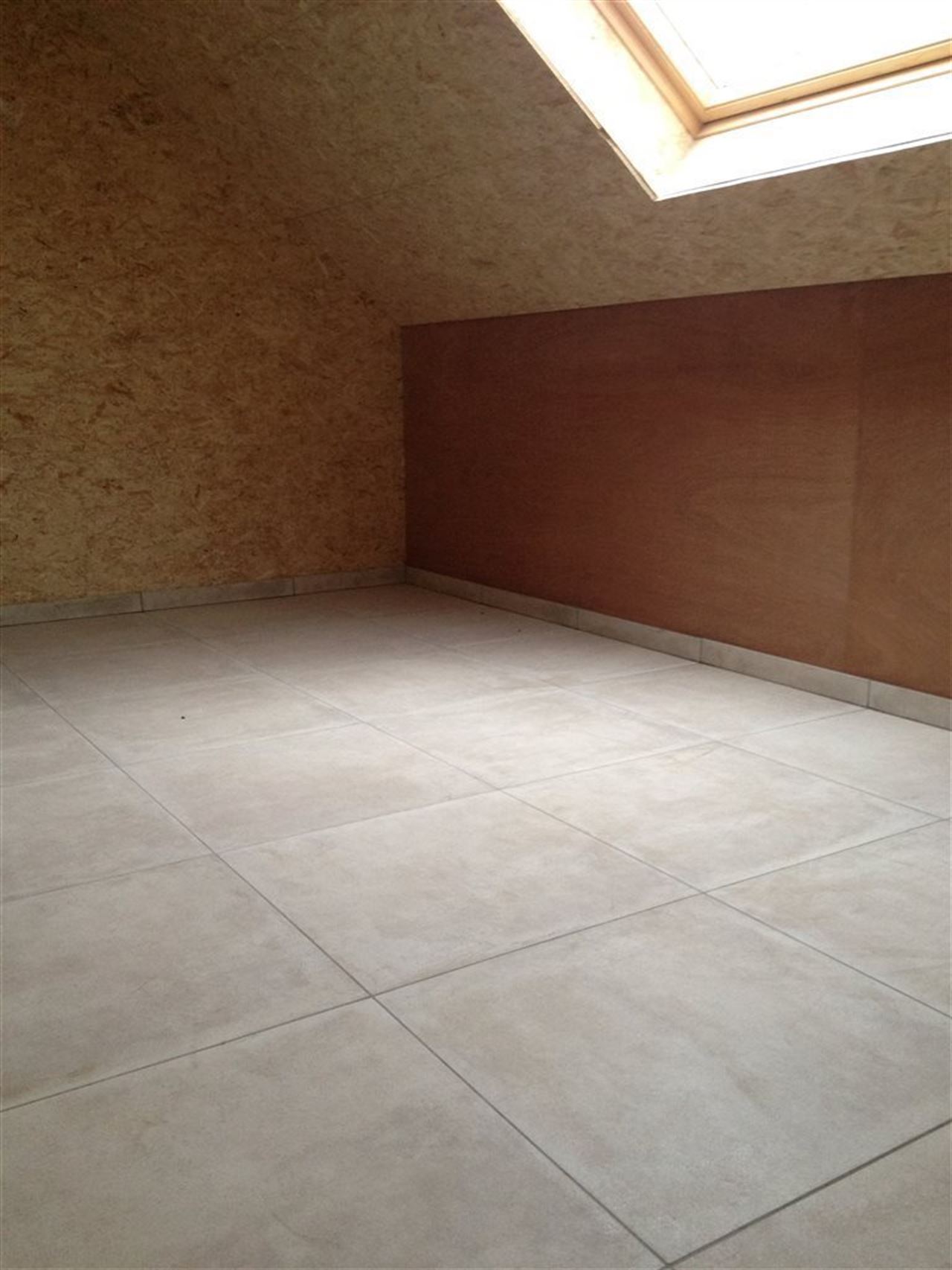 Woning met 4 slaapkamers, tuintje , carport + staanplaats.