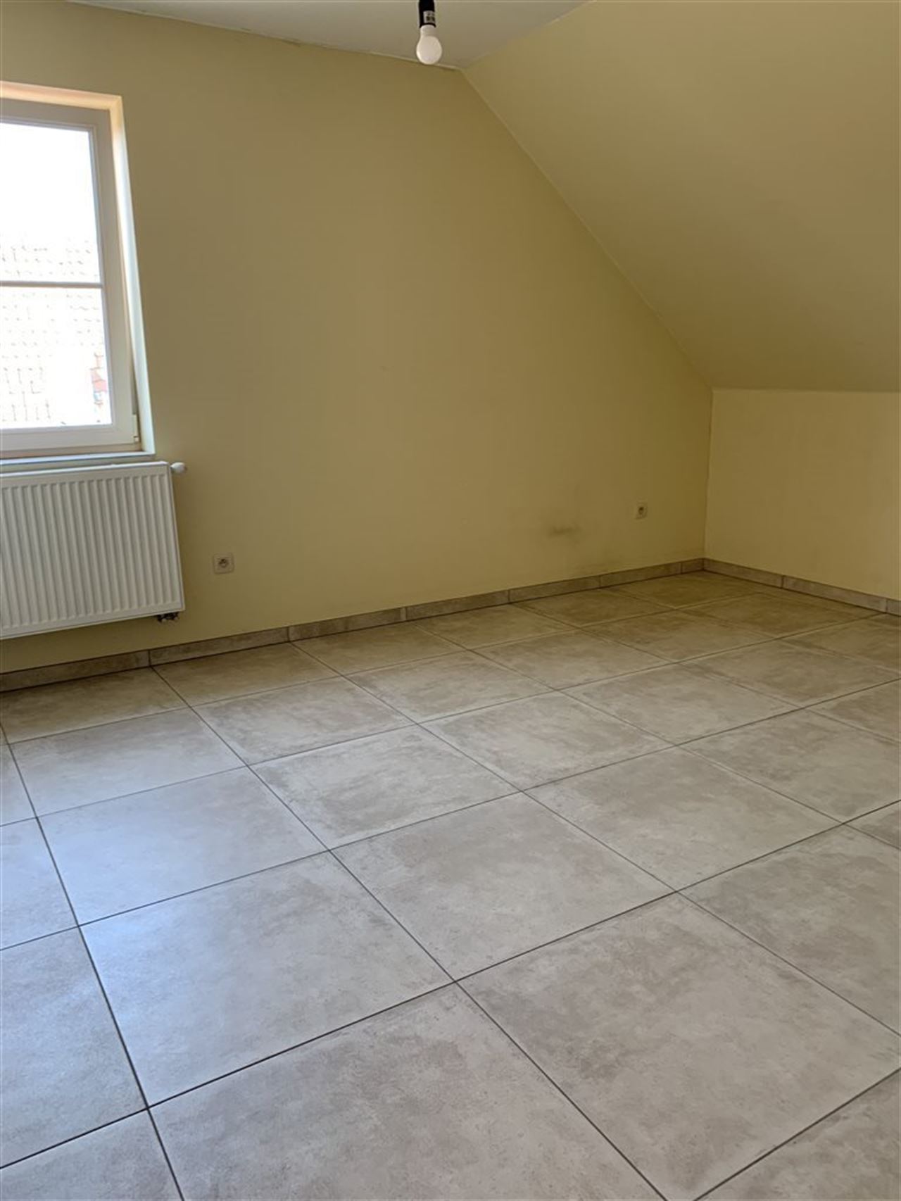 Woning met 4 slaapkamers, tuintje , carport + staanplaats.