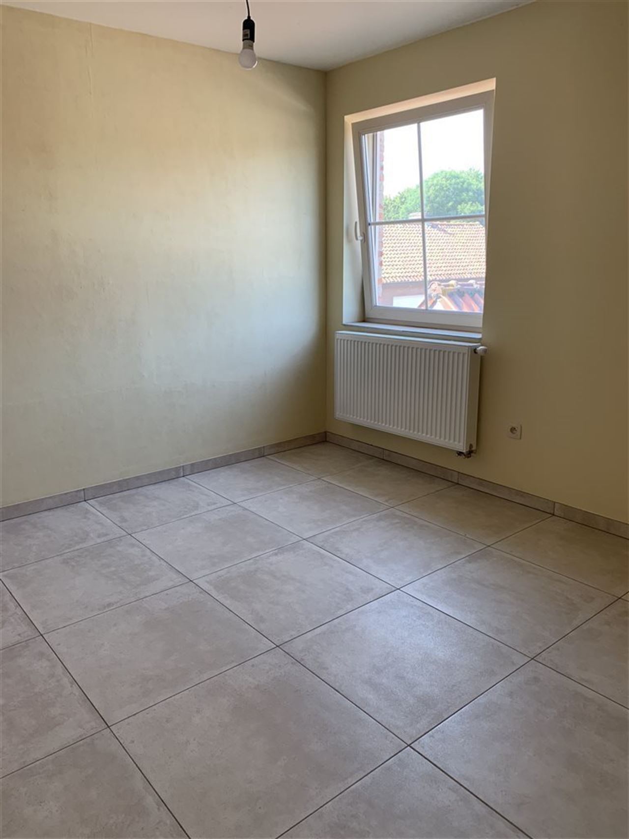 Woning met 4 slaapkamers, tuintje , carport + staanplaats.
