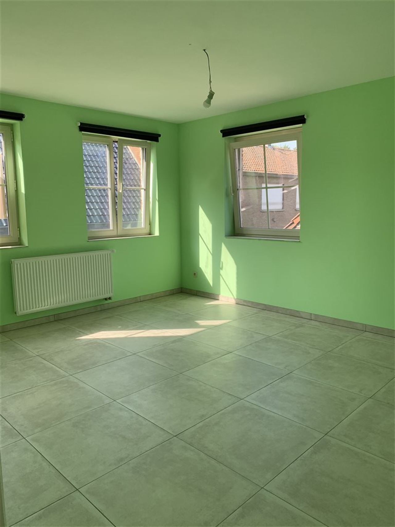 Woning met 4 slaapkamers, tuintje , carport + staanplaats.