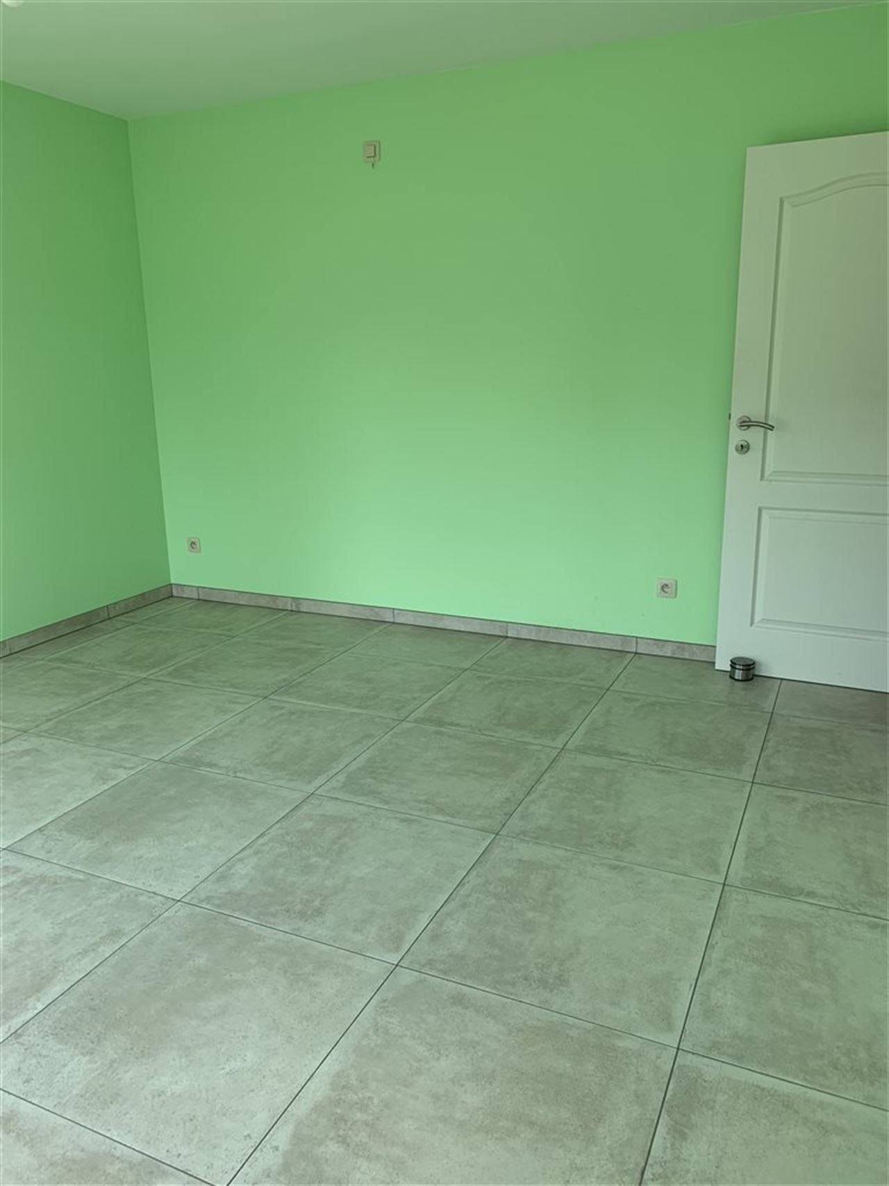 Woning met 4 slaapkamers, tuintje , carport + staanplaats.