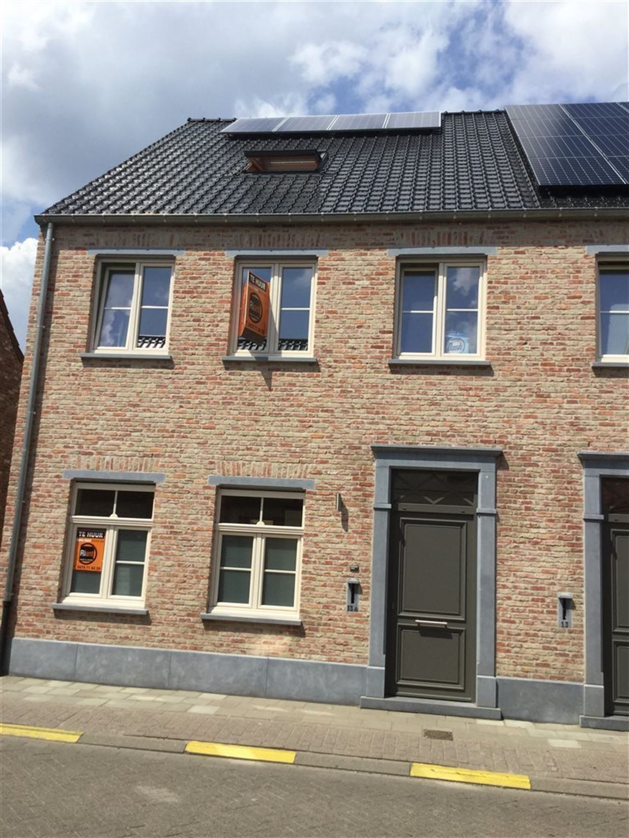 Woning met 4 slaapkamers, tuintje , carport + staanplaats.