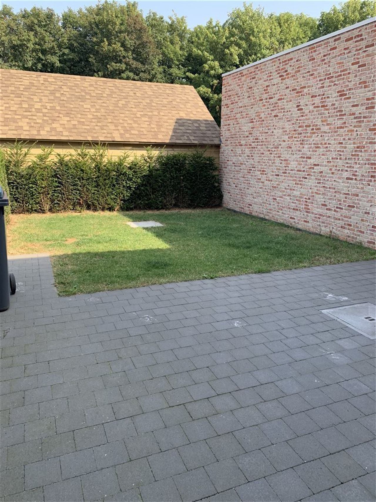 Woning met 4 slaapkamers, tuintje , carport + staanplaats.
