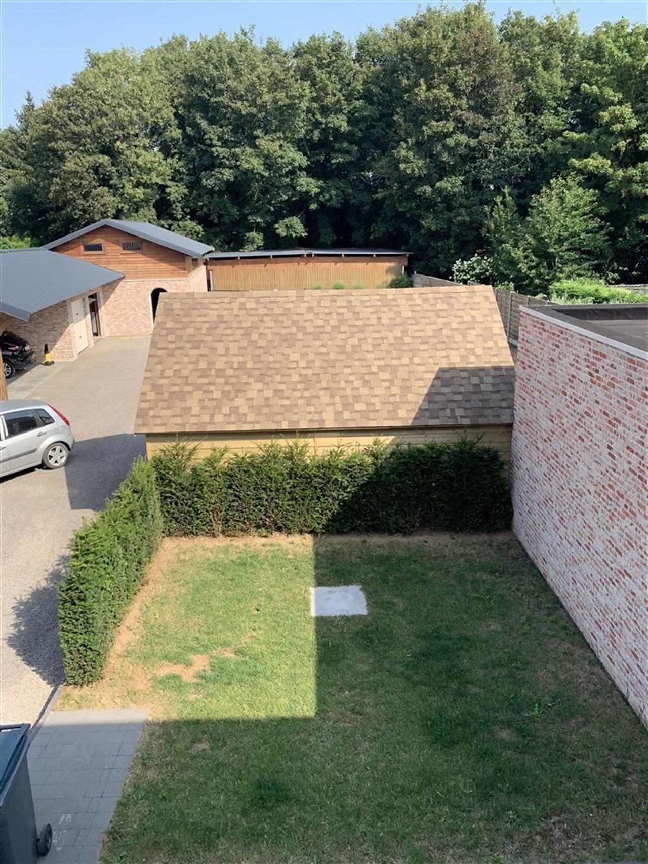 Woning met 4 slaapkamers, tuintje , carport + staanplaats.