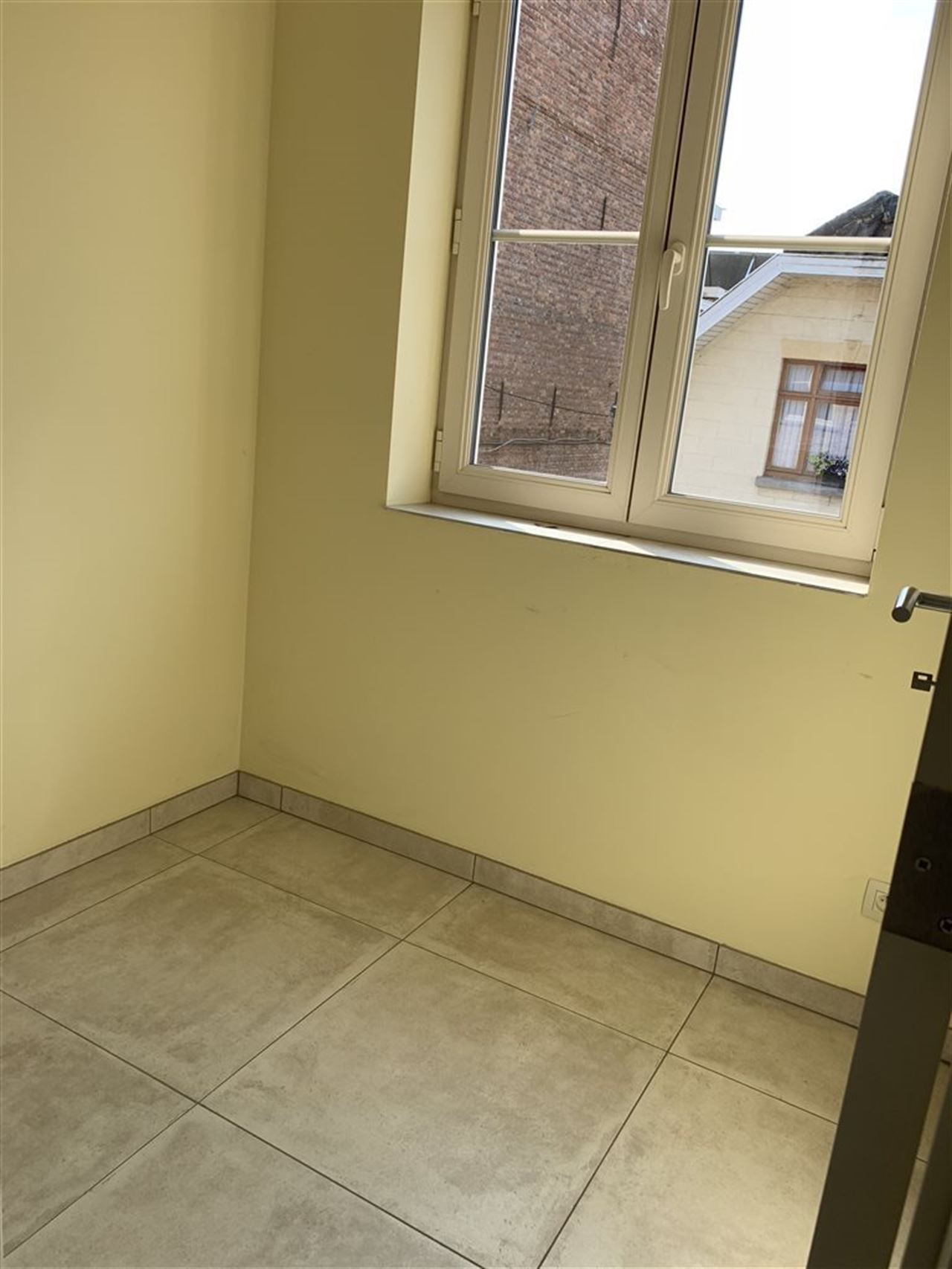 Woning met 4 slaapkamers, tuintje , carport + staanplaats.