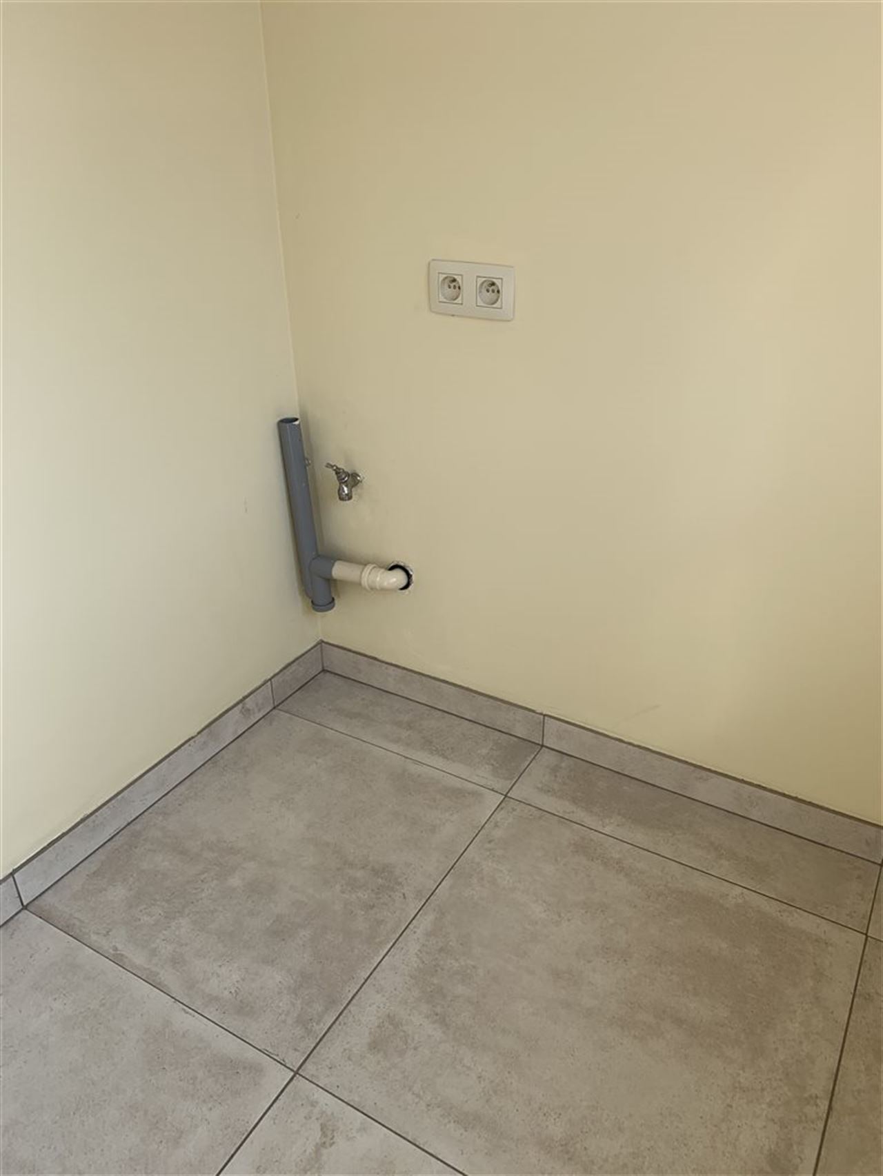 Woning met 4 slaapkamers, tuintje , carport + staanplaats.