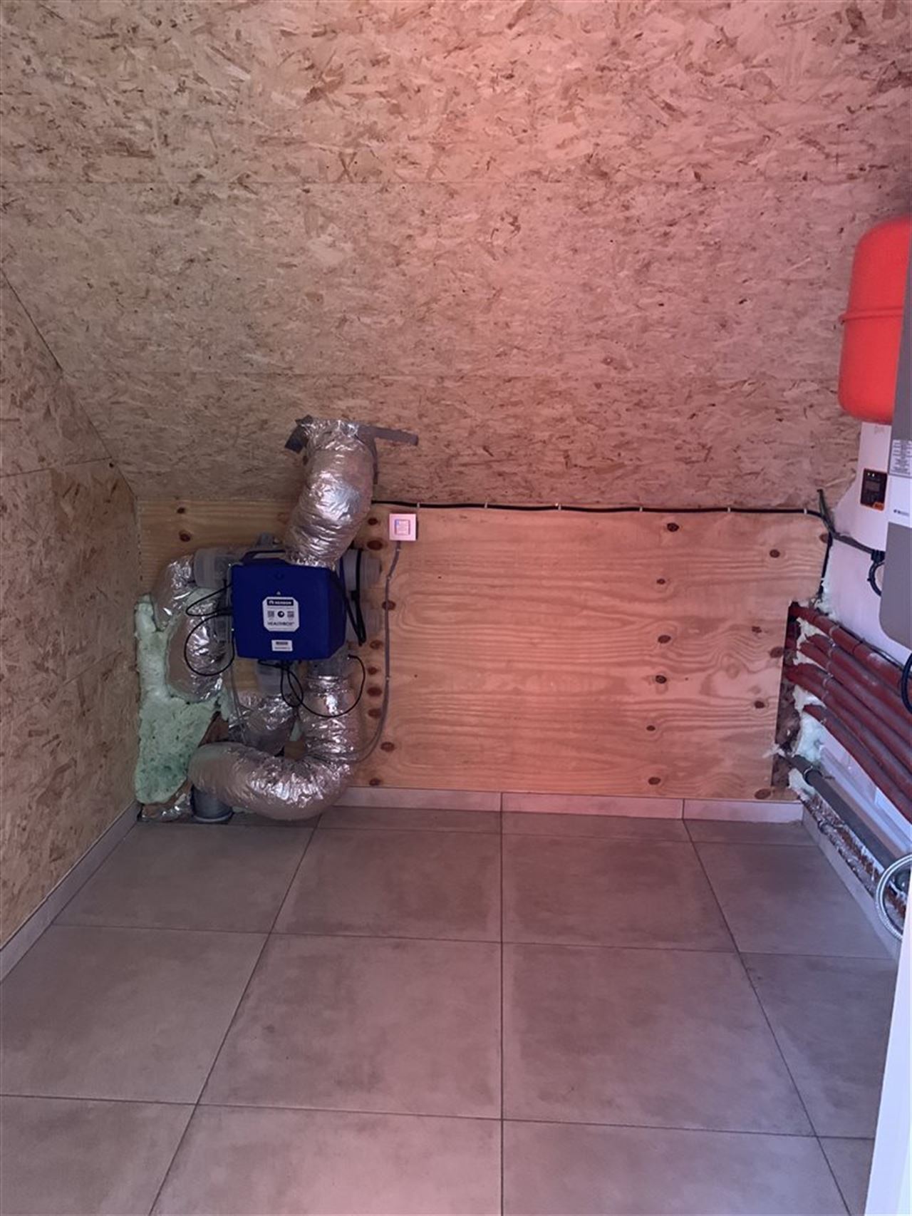 Woning met 4 slaapkamers, tuintje , carport + staanplaats.