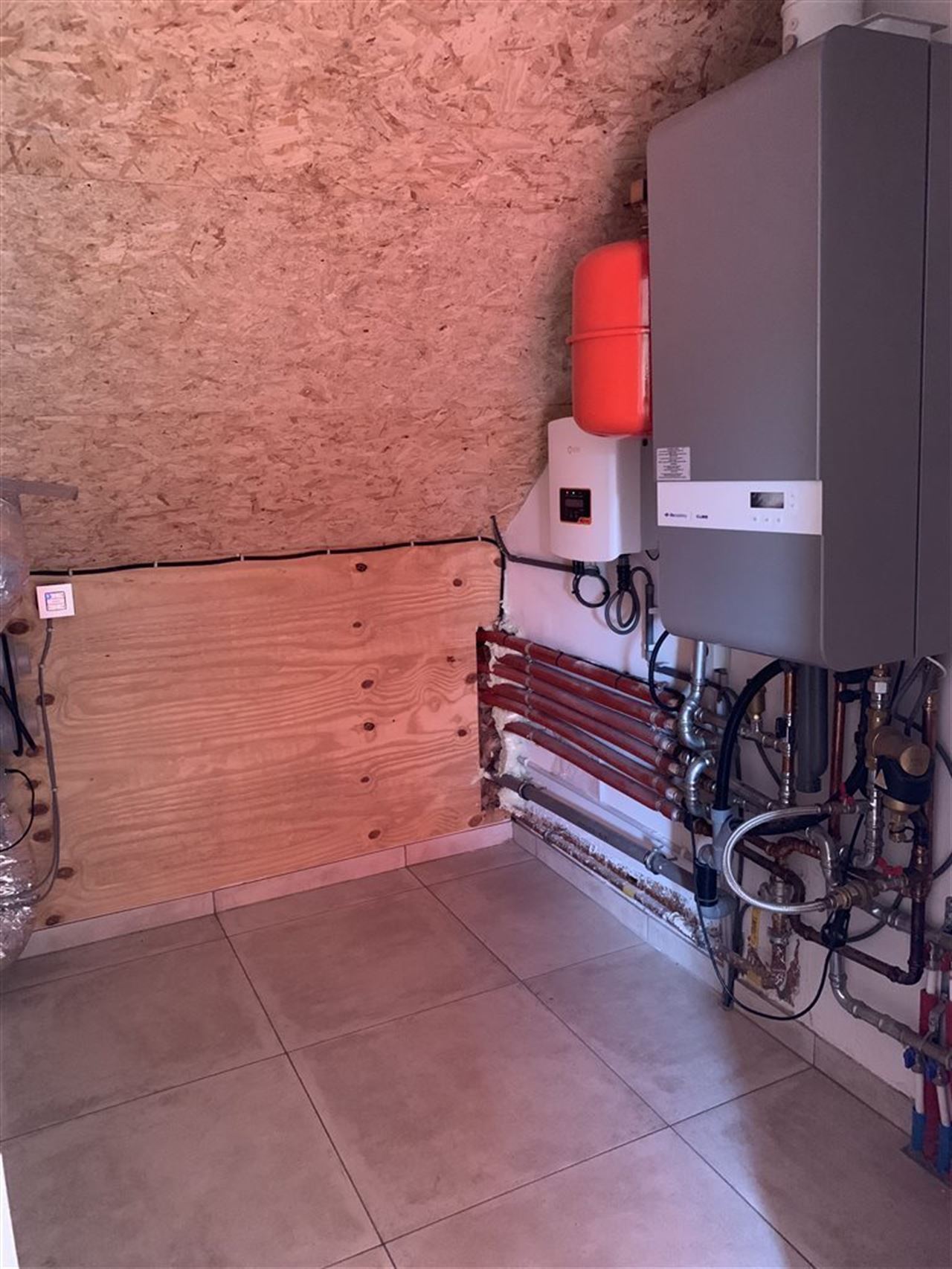 Woning met 4 slaapkamers, tuintje , carport + staanplaats.