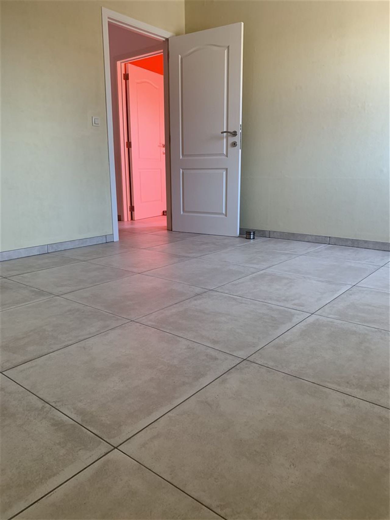 Woning met 4 slaapkamers, tuintje , carport + staanplaats.