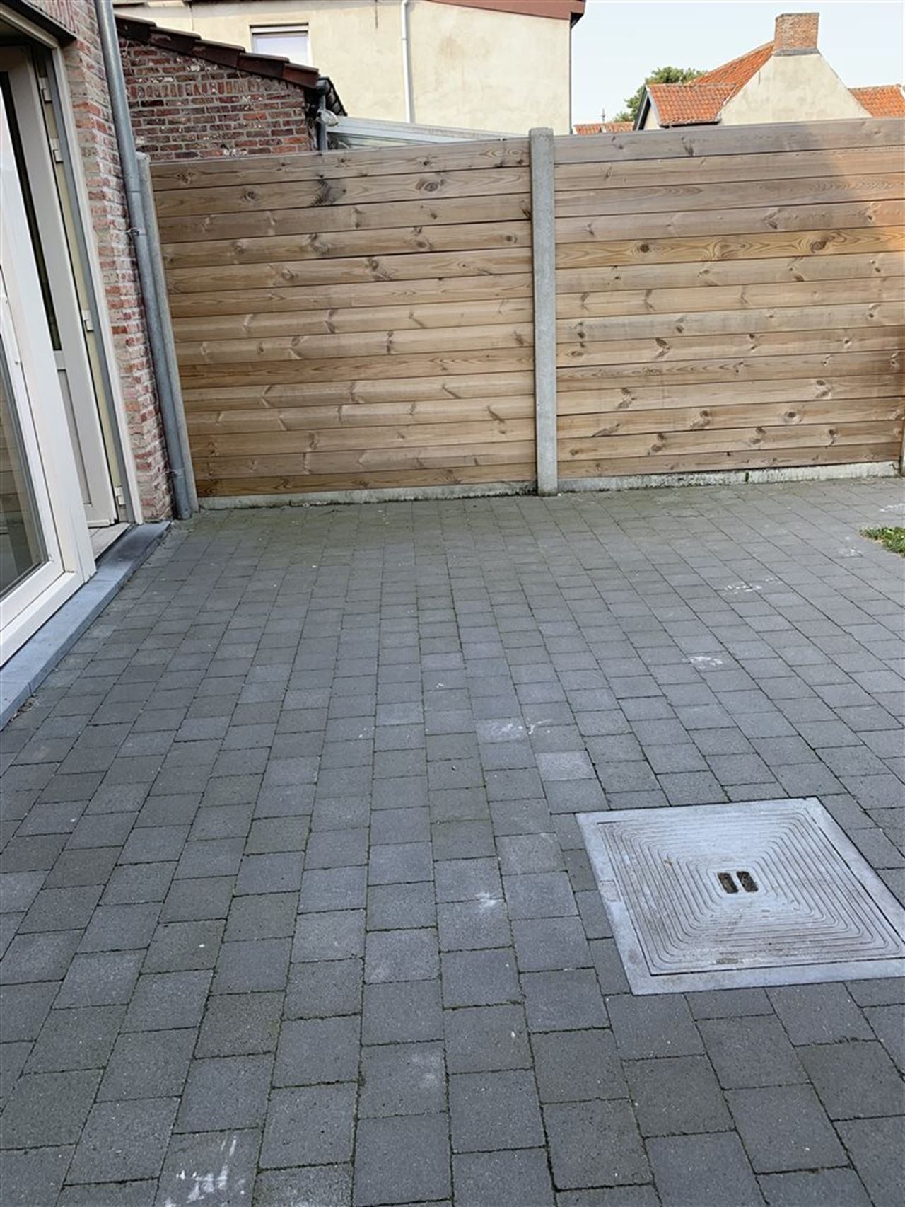 Woning met 4 slaapkamers, tuintje , carport + staanplaats.