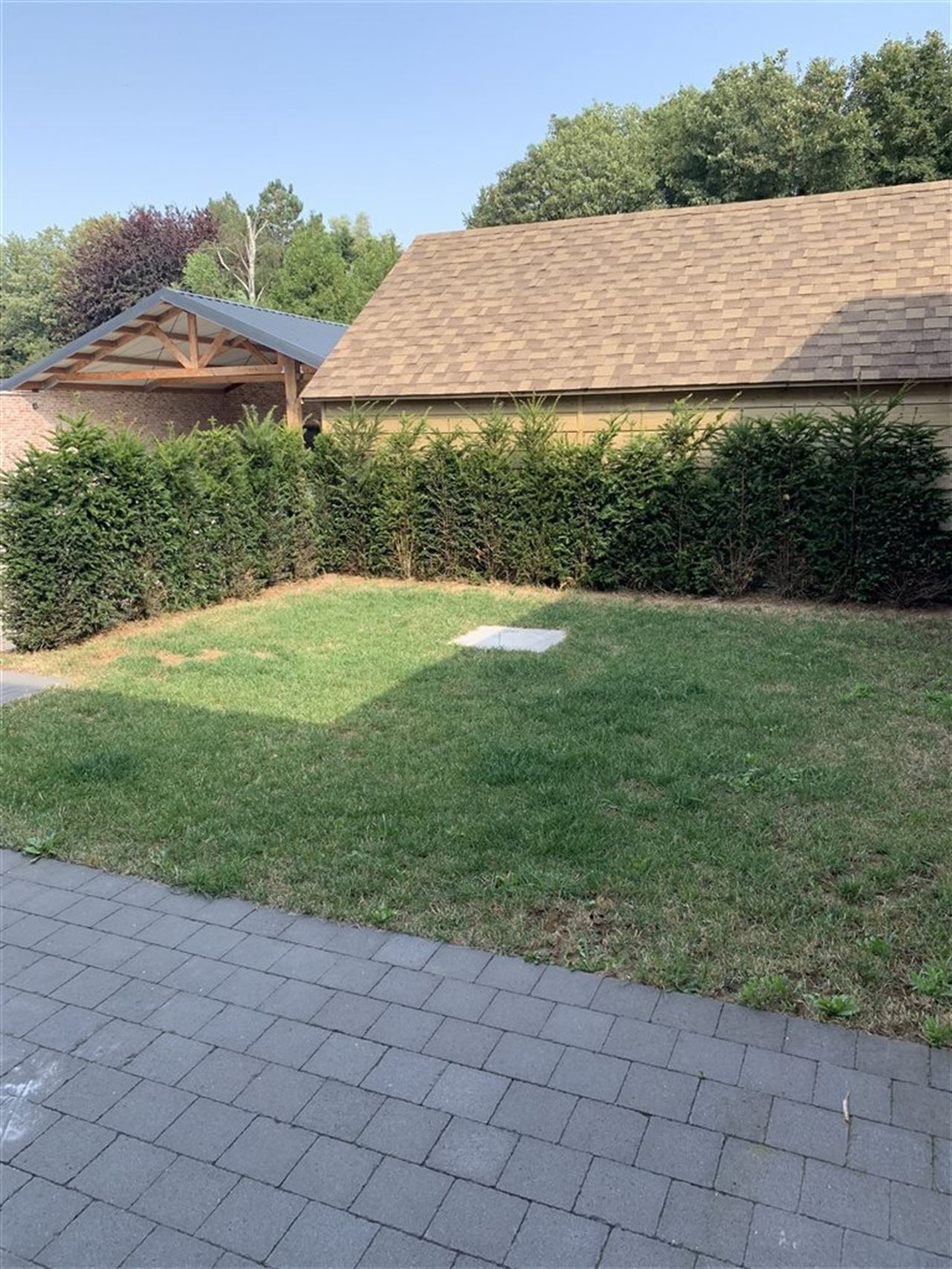 Woning met 4 slaapkamers, tuintje , carport + staanplaats.