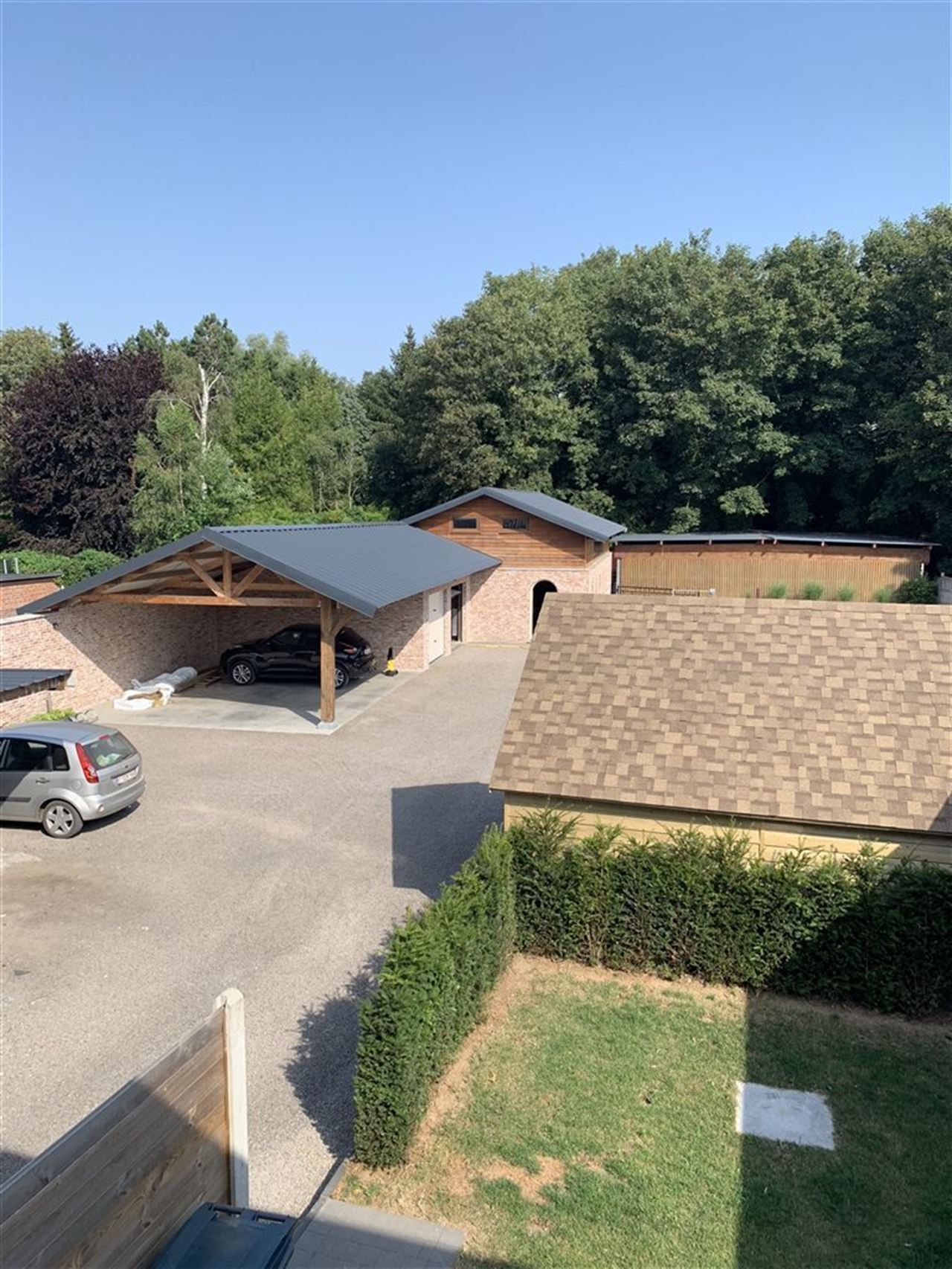 Woning met 4 slaapkamers, tuintje , carport + staanplaats.