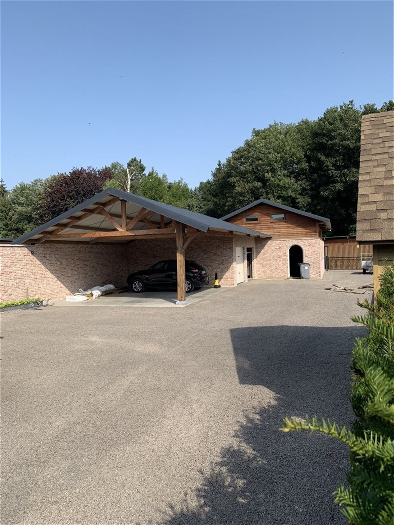 Woning met 4 slaapkamers, tuintje , carport + staanplaats.