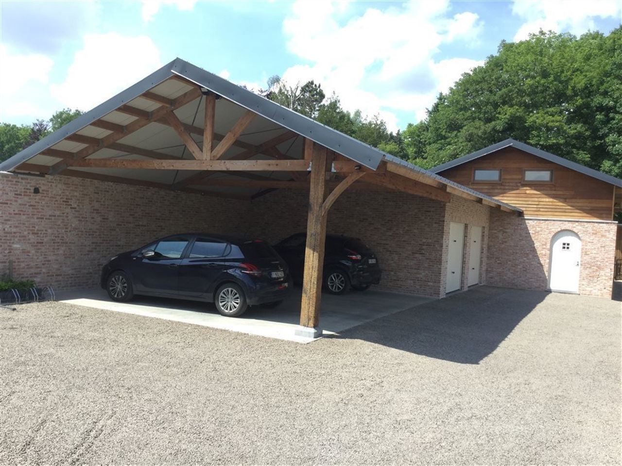 Woning met 4 slaapkamers, tuintje , carport + staanplaats.