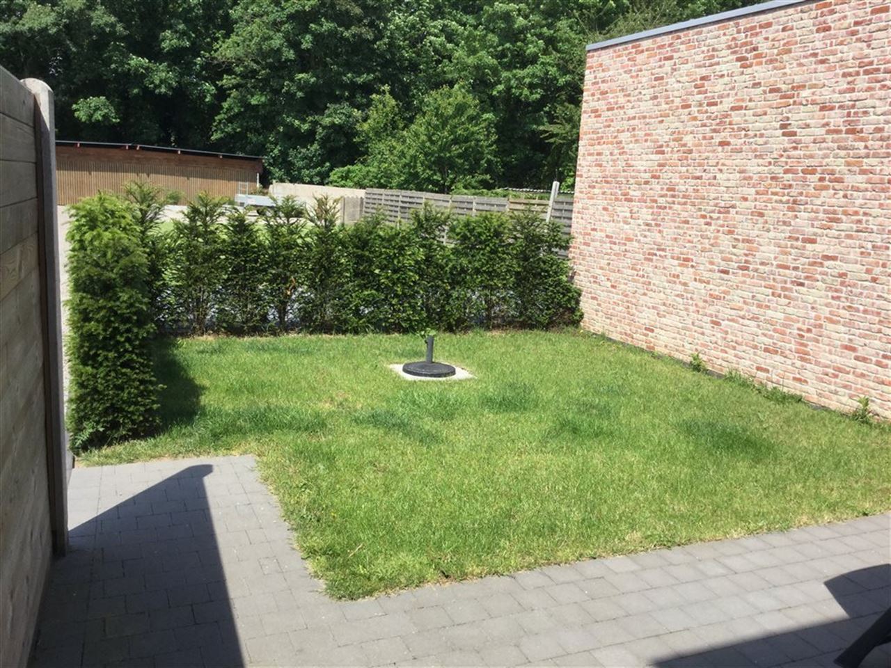 Woning met 4 slaapkamers, tuintje , carport + staanplaats.