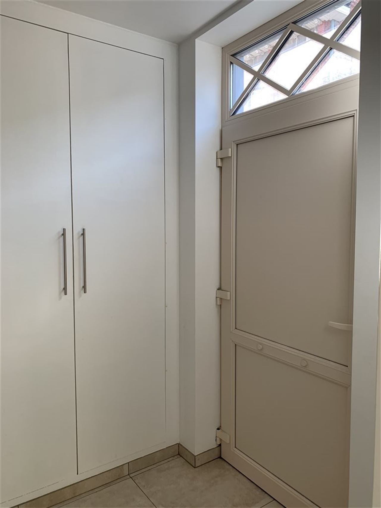 Woning met 4 slaapkamers, tuintje , carport + staanplaats.
