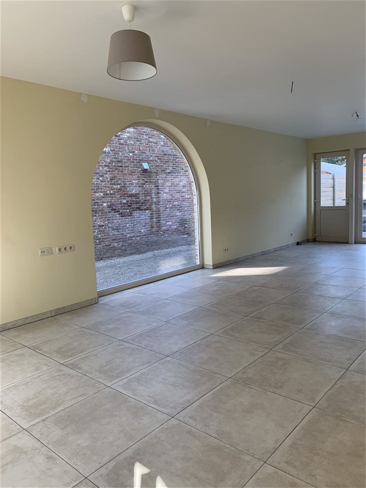 Woning met 4 slaapkamers, tuintje , carport + staanplaats.