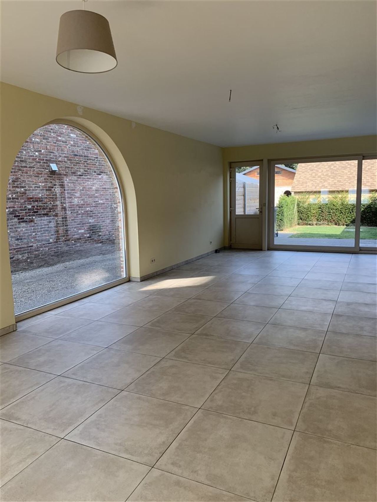 Woning met 4 slaapkamers, tuintje , carport + staanplaats.