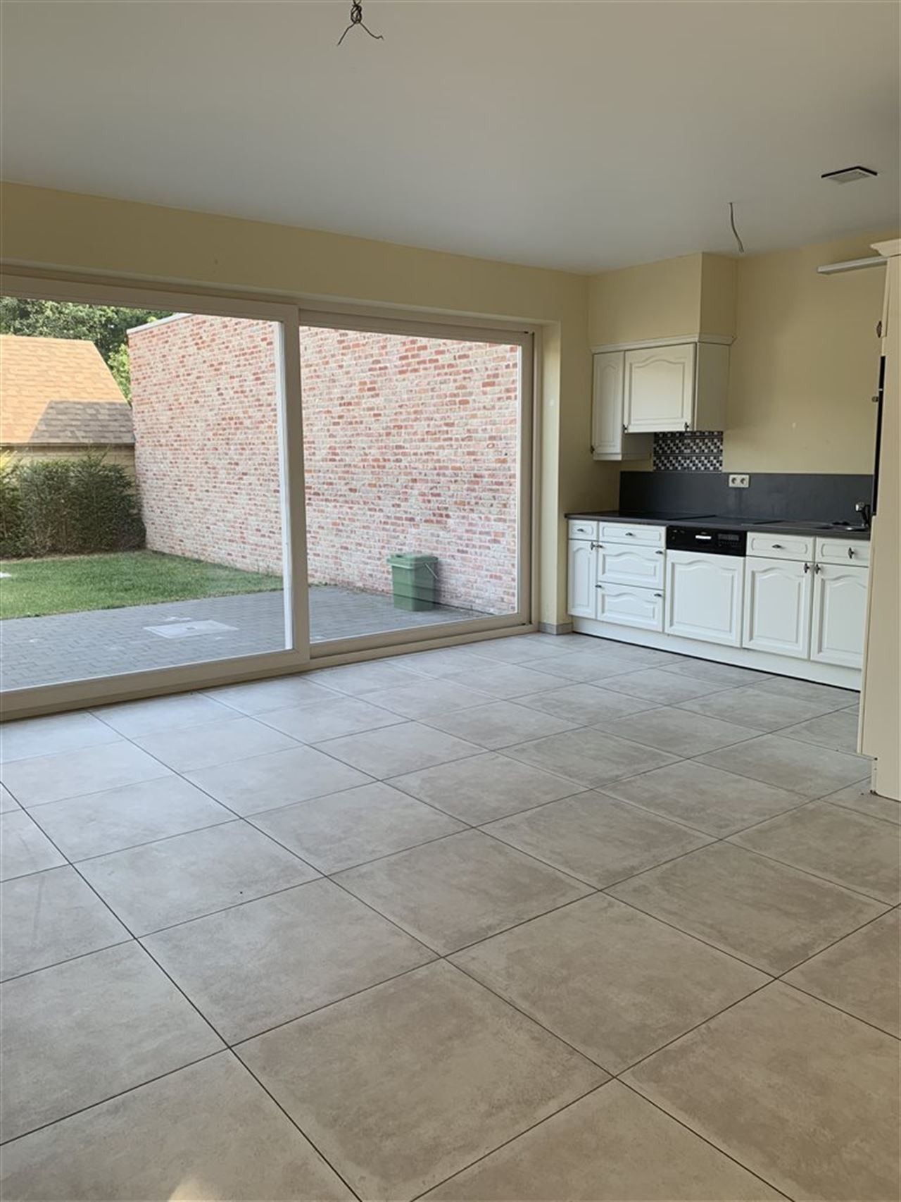 Woning met 4 slaapkamers, tuintje , carport + staanplaats.