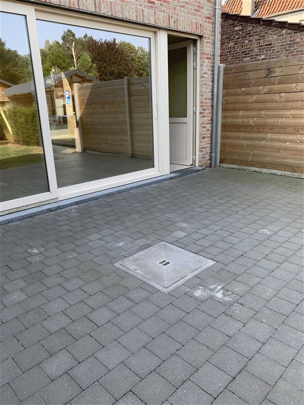 Woning met 4 slaapkamers, tuintje , carport + staanplaats.
