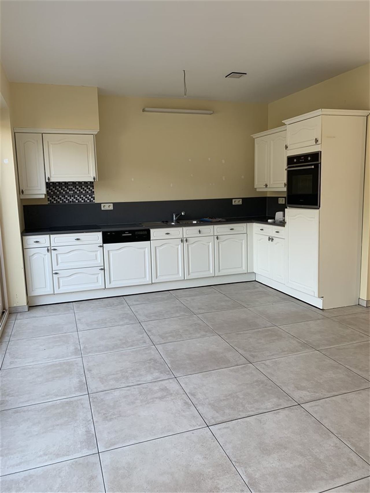 Woning met 4 slaapkamers, tuintje , carport + staanplaats.