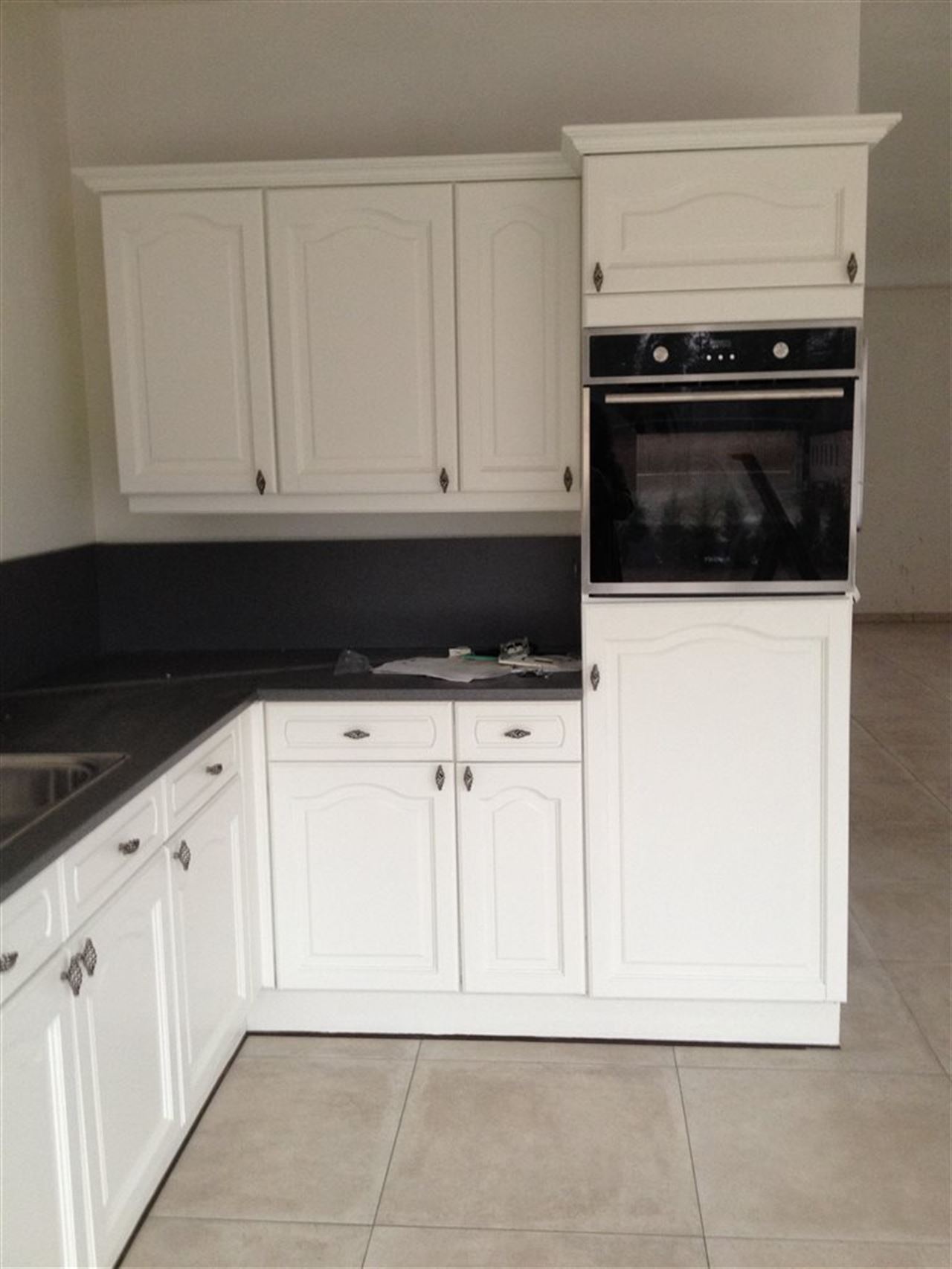 Woning met 4 slaapkamers, tuintje , carport + staanplaats.