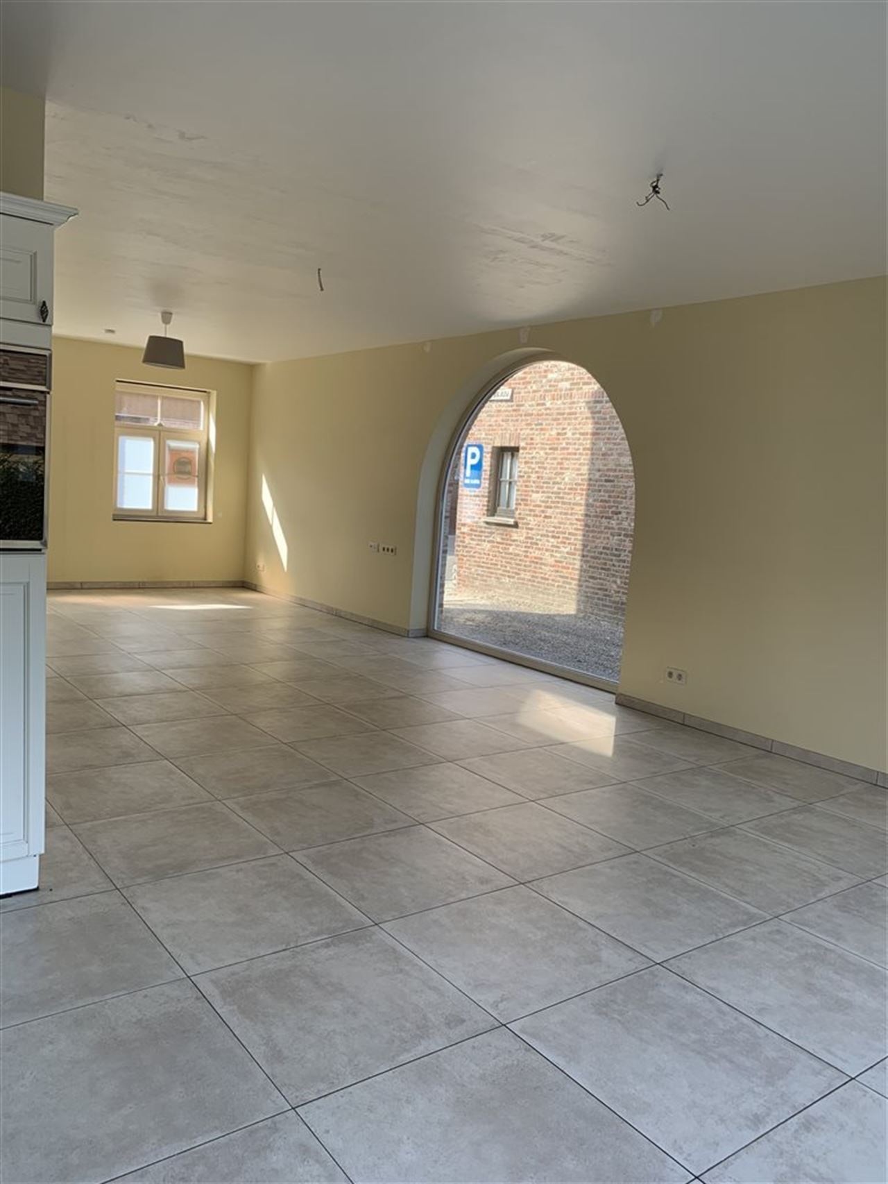 Woning met 4 slaapkamers, tuintje , carport + staanplaats.