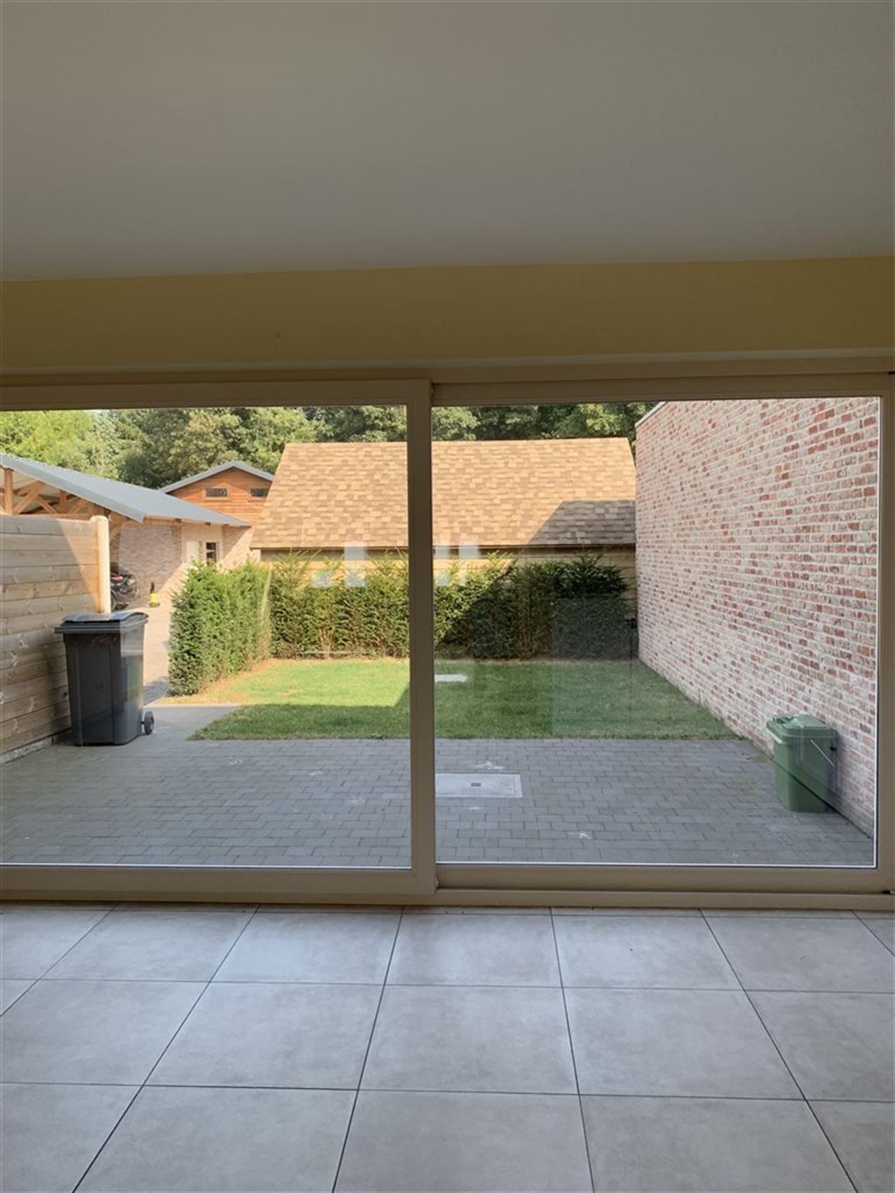 Woning met 4 slaapkamers, tuintje , carport + staanplaats.