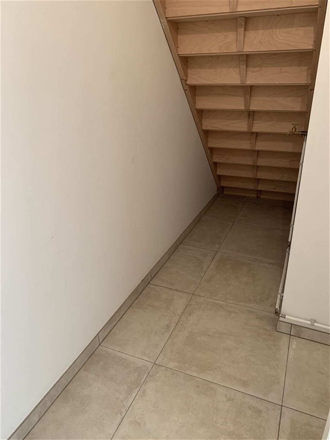 Woning met 4 slaapkamers, tuintje , carport + staanplaats.